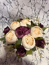 Kutuda şakayık ve gül aranjmanı