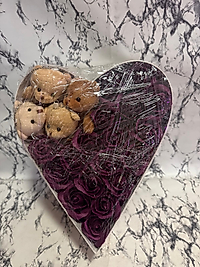 Kalp kutuda mumlu kokulu gül