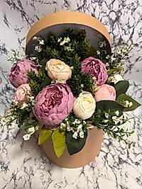 Kutuda yapay şakayık aranjmanı