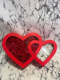 Kutuda mumlu kokulu solmayan gül