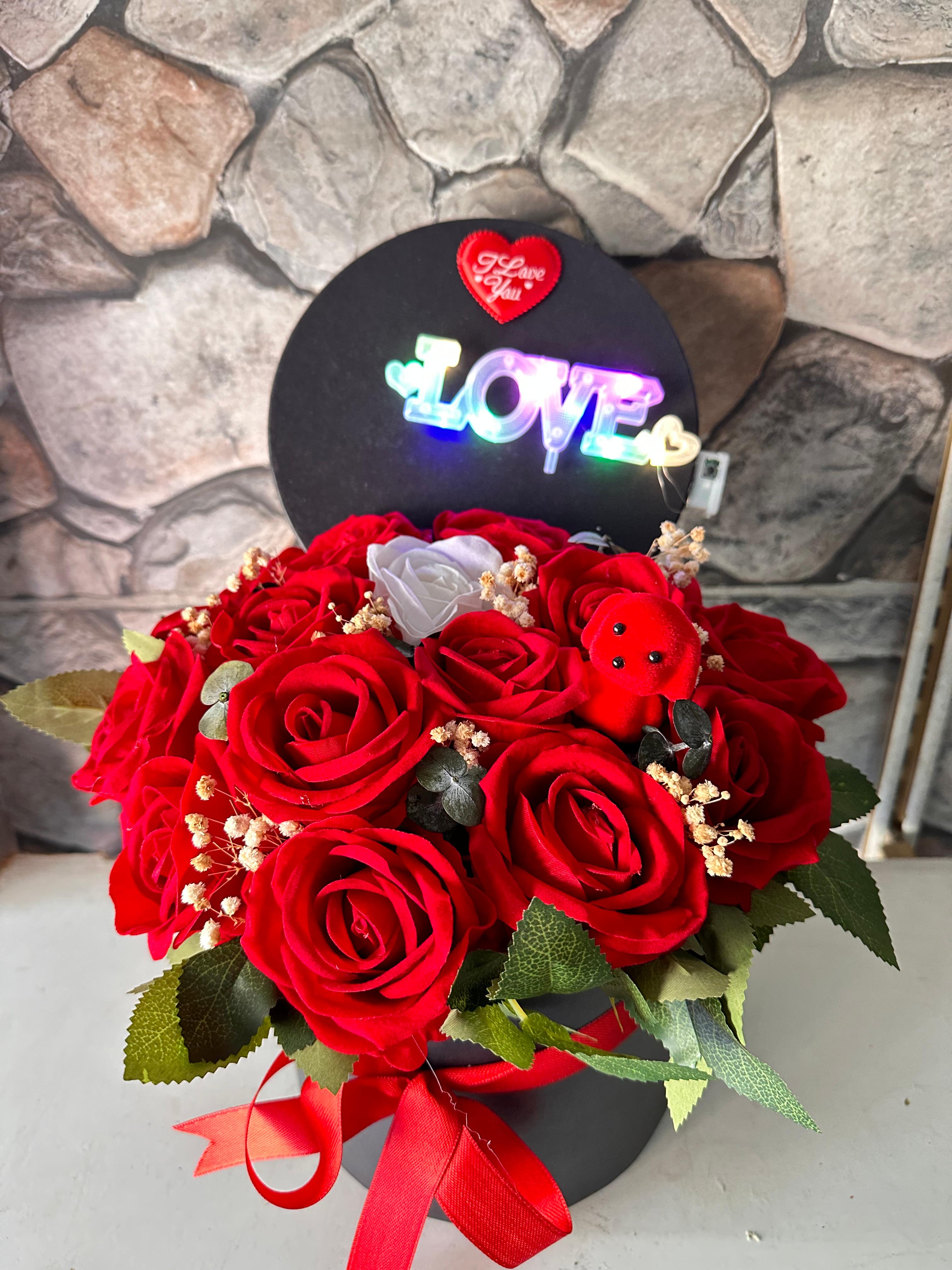 Kutuda Yapay Gül & Ayıcık (ışıklı love led)