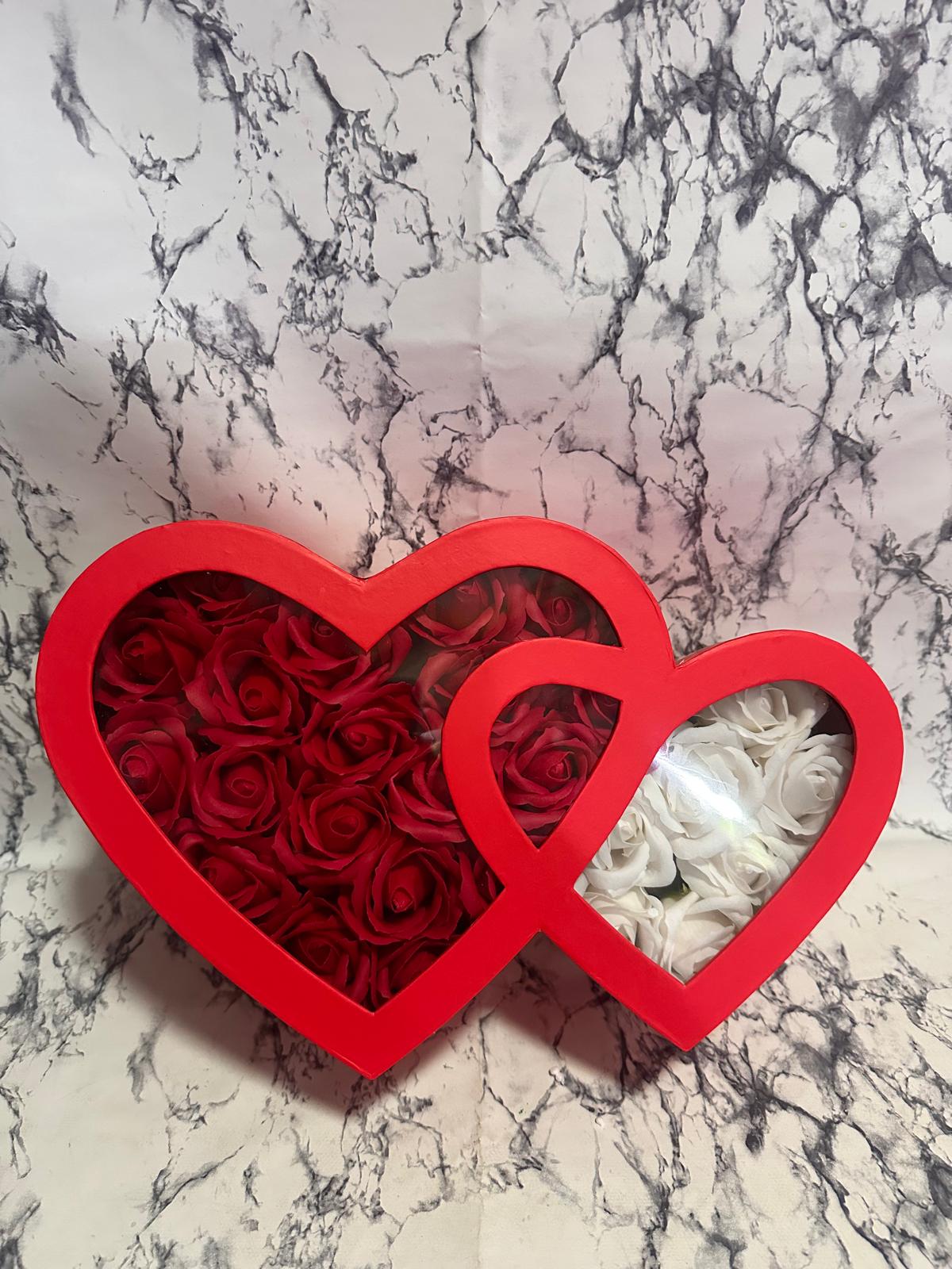 Kutuda mumlu kokulu solmayan gül