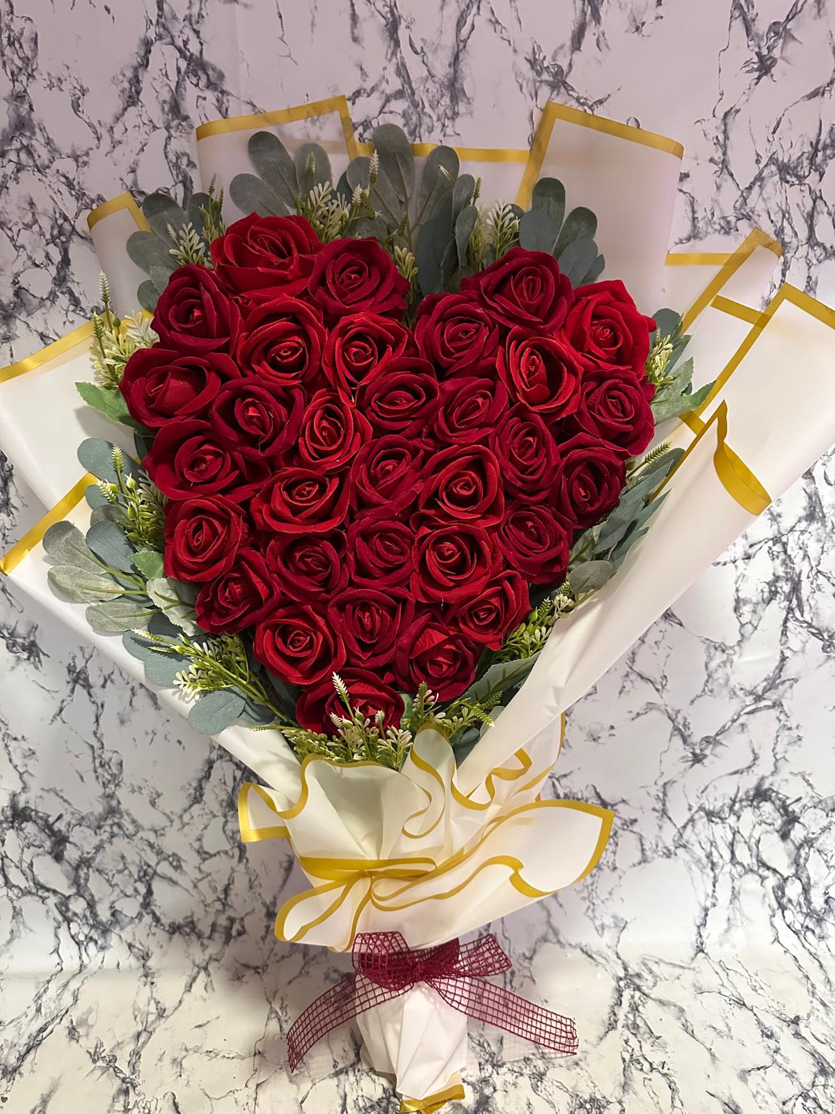 Kalpli yapay gül buketi