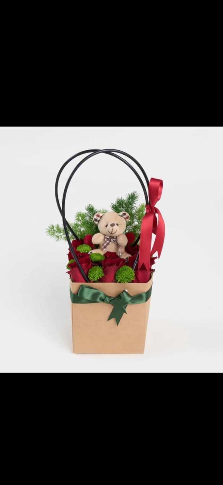 Çantada kırmızı gül ve ayıcık aranjmanı