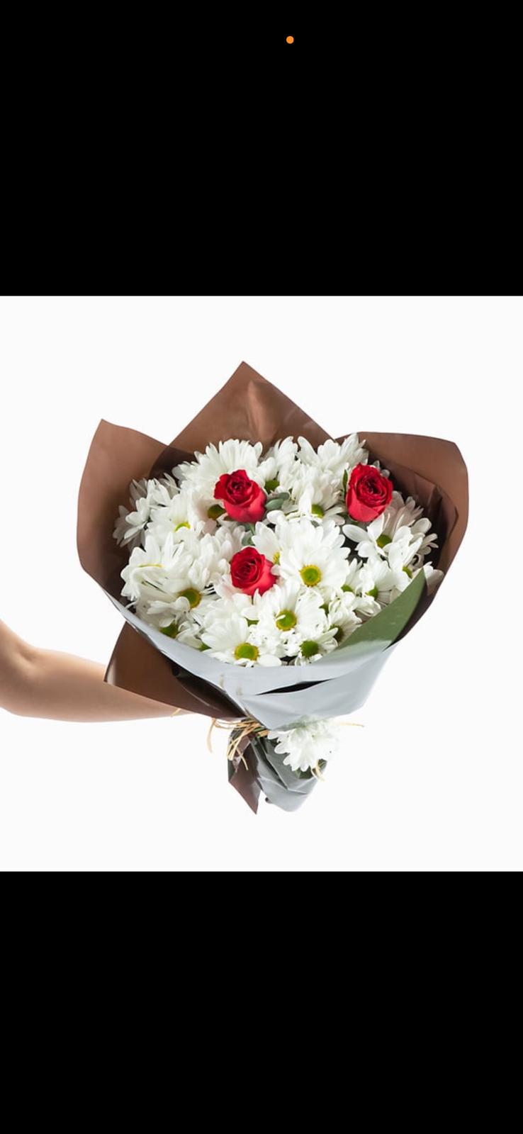 Kırmızı gül ve papatyalar