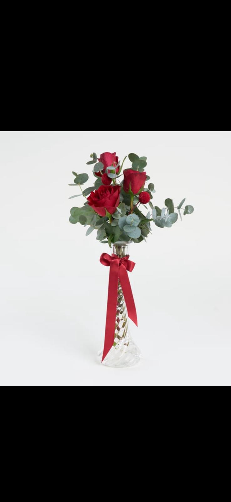 İnce Cam vazoda 3'lü kırmızı gül