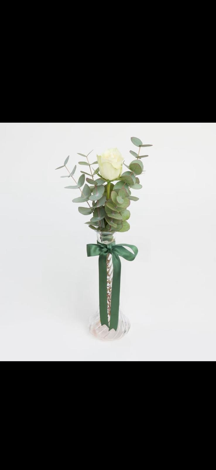 İnce cam vazoda tek beyaz gül