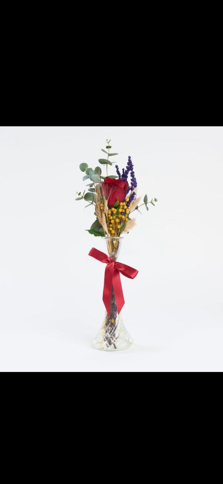 İnce cam vazoda tekli kırmızı gül